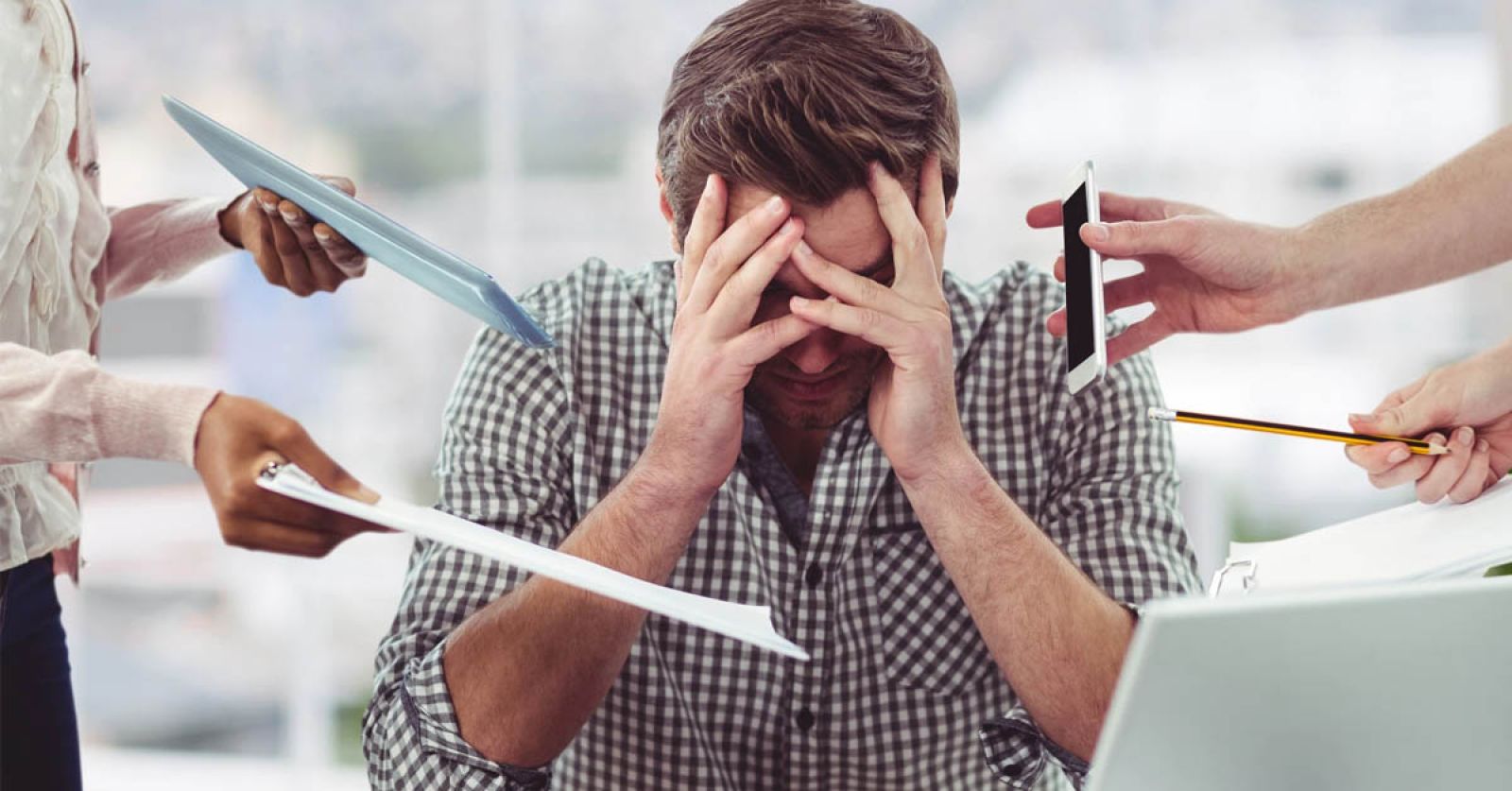 9 na 10 pracowników twierdzi, że są sfrustrowani technologią w miejscu pracy. Gdzie tkwi problem?