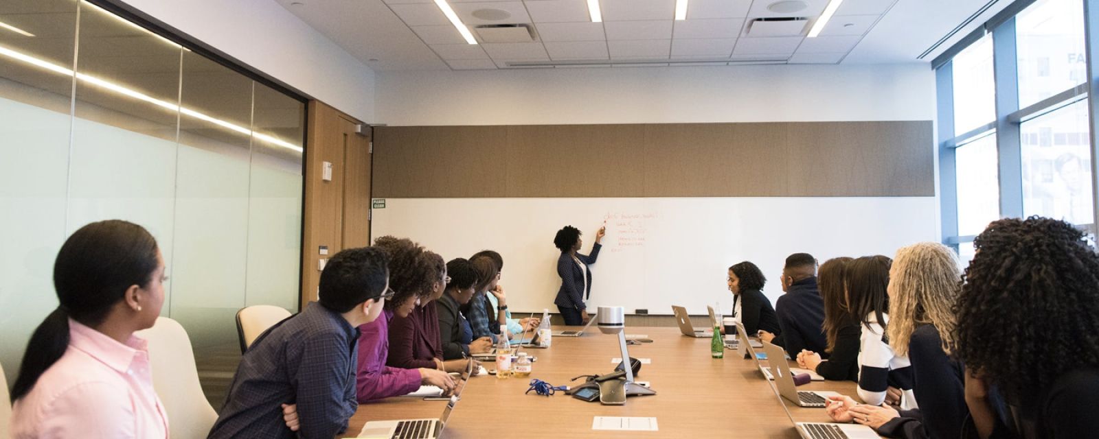 Bardziej ludzka praca dzięki przekształconym procesom kadrowym i procesom zrządzania kompetencjami